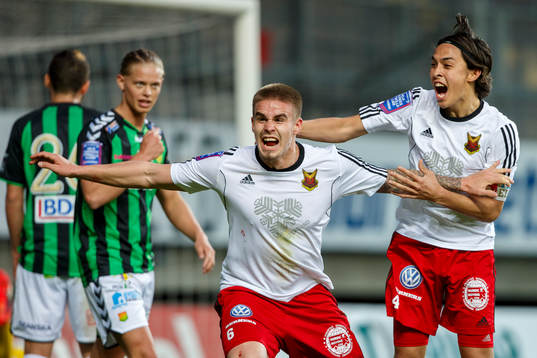 Östersunds Douglas Bergqvist och Sebastian Lundbäck jublar