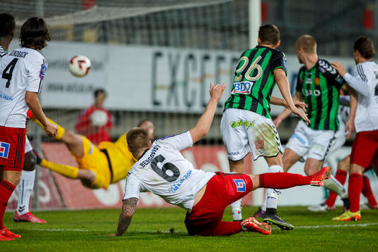 Östersunds Douglas Bergqvist gör 0-1 bakom Gais målvakt