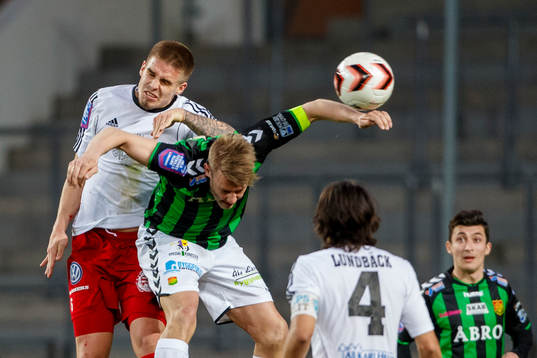 Östersunds Douglas Bergqvist och Gais Patrik Ingelsten i