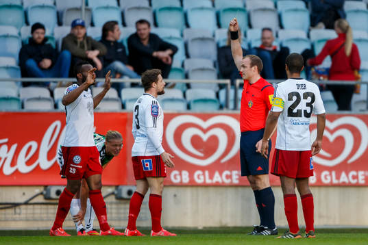 Östersunds Kujtim Bala får gult kort av domare Patrik