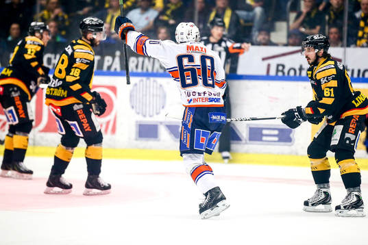 Växjös Erik Josefsson  jublar