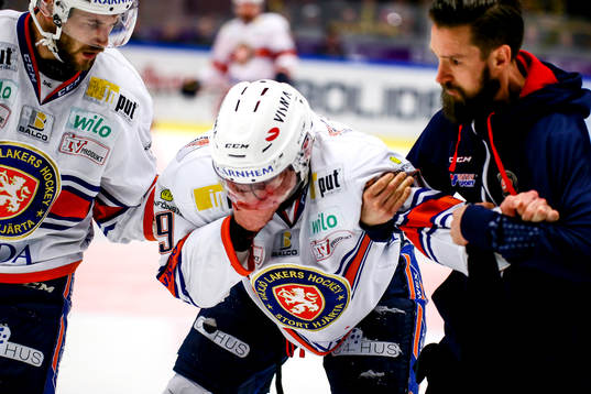 Växjös Josh Hennessy fick en puck i ansiktet och blödde