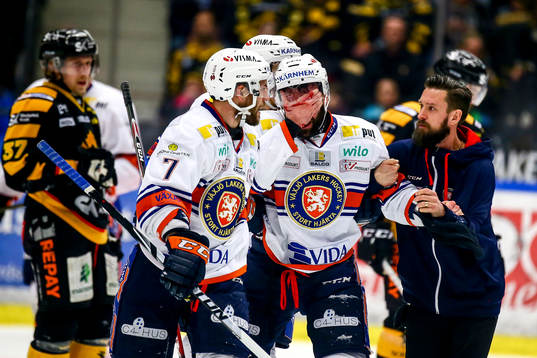 Växjös Josh Hennessy fick en puck i ansiktet och blödde
