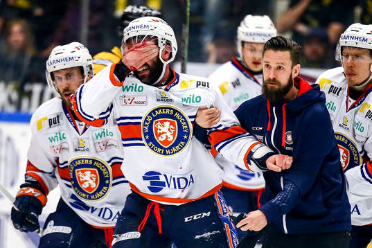 Växjös Josh Hennessy fick en puck i ansiktet och blödde