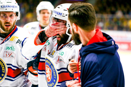 Växjös Josh Hennessy fick en puck i ansiktet och blödde