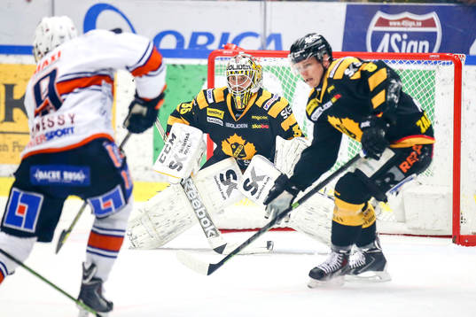 Skellefteås målvakt Markus Svensson räddar ett skott