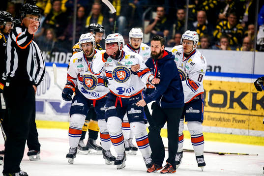 Växjös Josh Hennessy fick en puck i ansiktet och blödde