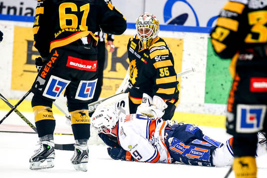 Växjös Josh Hennessy fick en puck i ansiktet
