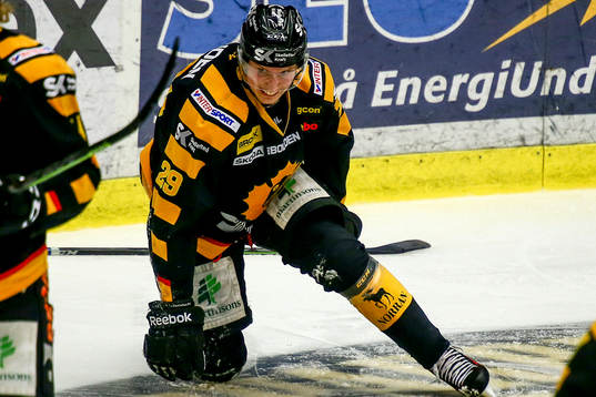 Skellefteås Oscar Sundqvist fick en skridsko i knävecket