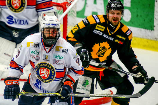 Växjös Josh Hennessy med galler