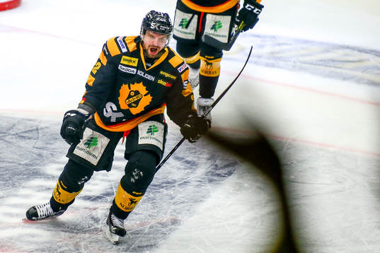 Skellefteås Janne Pesonen jublar