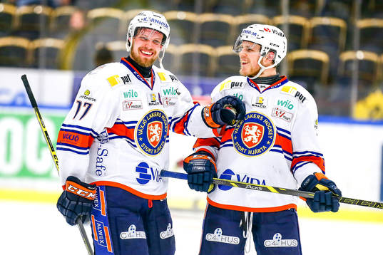 Växjös Alexander Johansson och Tuomas Kiiskinen jublar