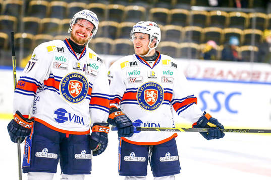 Växjös Alexander Johansson och Tuomas Kiiskinen jublar