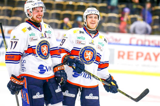 Växjös Alexander Johansson och Tuomas Kiiskinen jublar
