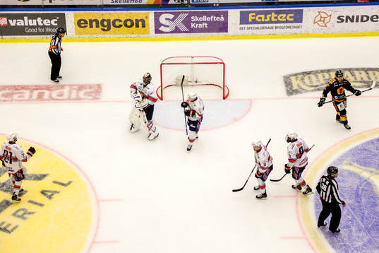 Växjös målvakt Cristopher Nihlstorp jublar
