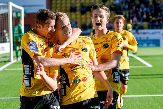 Elfsborgs Marcus Rohdén, Per Frick och Arber Zeneli jublar
