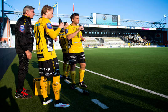 Elfsborgs Simon Hedlund och Anders Svensson dricker vatten