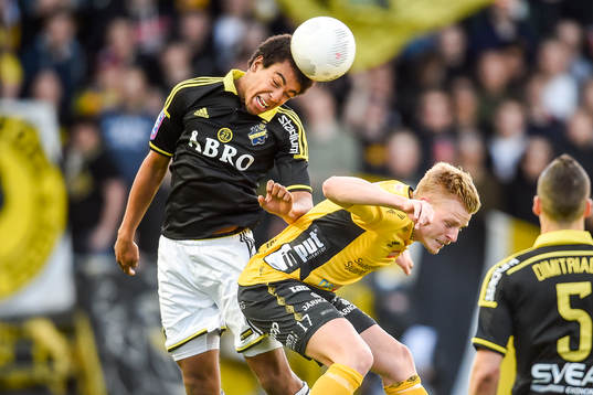 s Noah Sonko Sundberg och Elfsborgs Per Frick i en nickduell