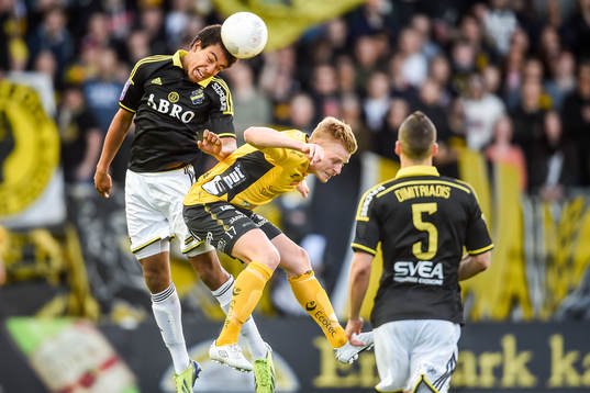 s Noah Sonko Sundberg och Elfsborgs Per Frick i en nickduell