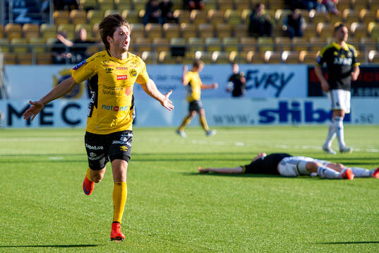 Elfsborgs Arber Zeneli firar