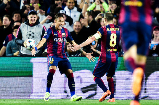 Barcelonas Neymar jublar med Andrés Iniesta