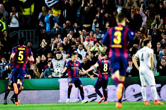 Barcelonas Neymar jublar med Andrés Iniesta