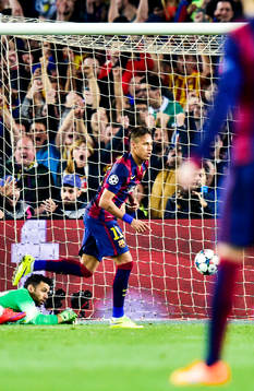 Barcelonas Neymar jublar