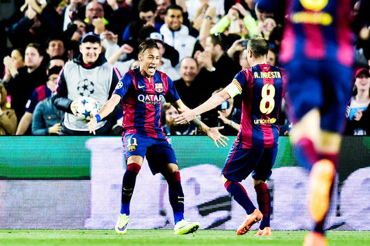 Barcelonas Neymar jublar med Andrés Iniesta