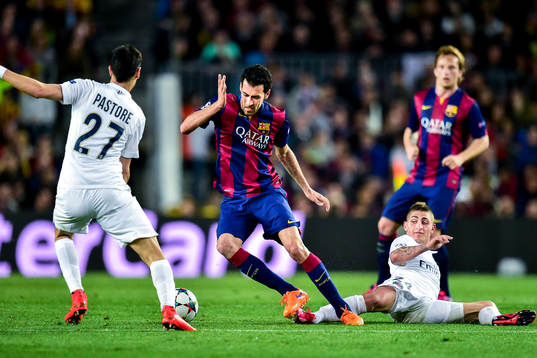 PSGs Marco Verratti bryter bollen utav Barcelonas Sergio