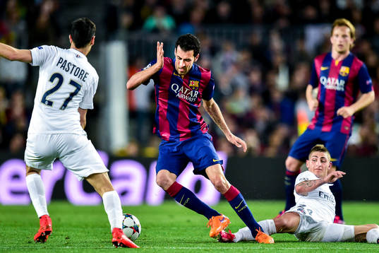 PSGs Marco Verratti bryter bollen utav Barcelonas Sergio