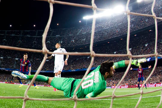 Barcelonas Neymar gör 2-0 bakom PSGs målvakt Salvatore