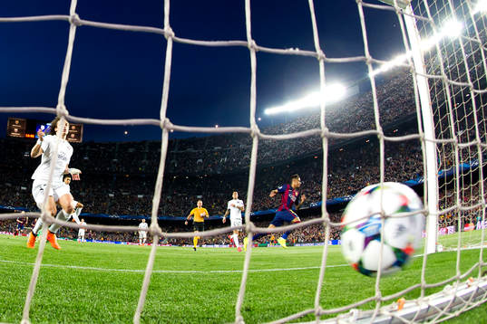 Barcelonas Neymar jublar