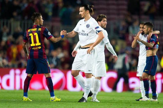 PSGs Zlatan Ibrahimović tackar Barcelonas Neymar