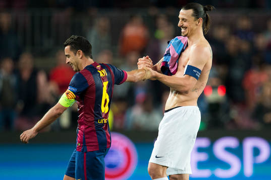 PSGs Zlatan Ibrahimović skojjar med Barcelonas Xavi
