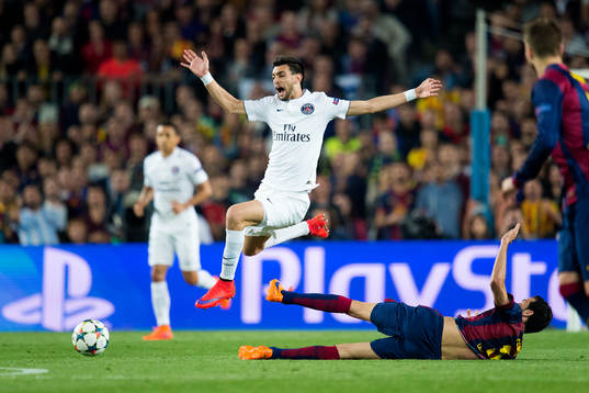 PSGs Lucas fälls av Barcelonas Sergio Busquets