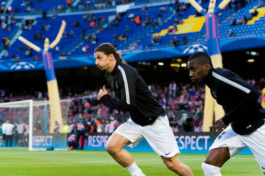 PSGs Zlatan Ibrahimović värmer upp