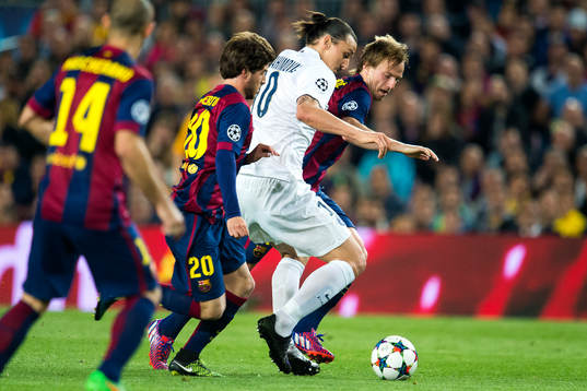 PSGs Zlatan Ibrahimović försöker gå förbi Barcelonas