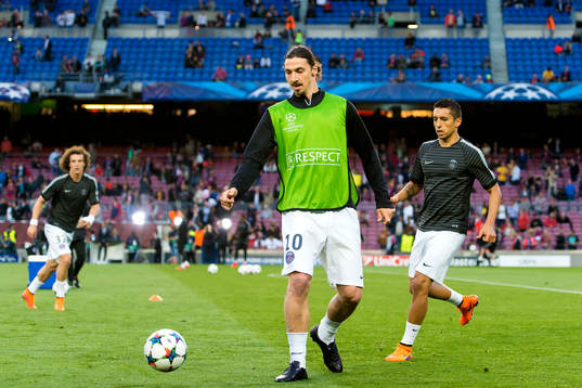 PSGs Zlatan Ibrahimović värmer upp