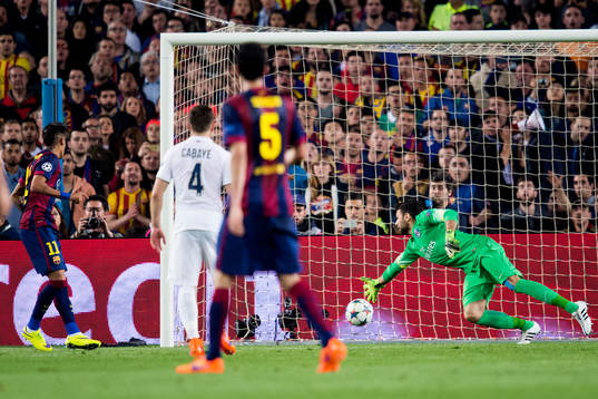 Barcelonas Neymar gör 2-0 bakom PSGs målvakt Salvatore
