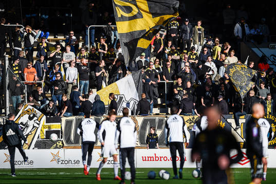 s supportar och spelare värmer upp före en fotbollsmatch