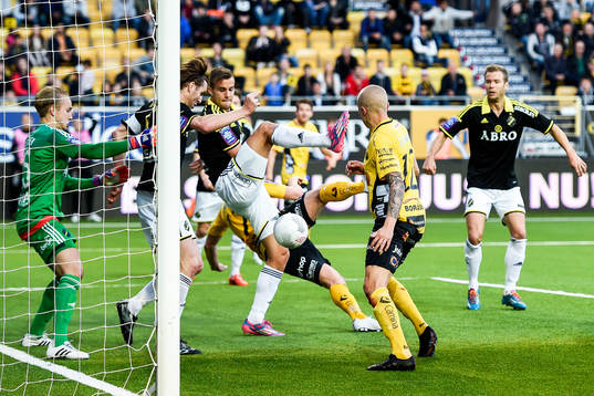 Målchans för Elfsborgs med Elfsborgs Sebastian Holmén