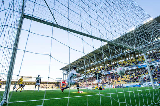 s Nabil Bahoui kvitterar till 2-2 bakom Elfsborgs målvakt