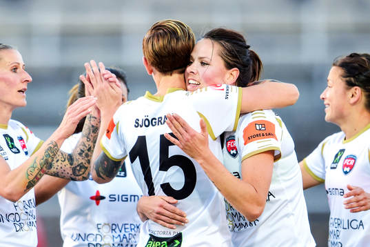 Rosengårds Sara Björk Gunnarsdottir omfamnar Therese