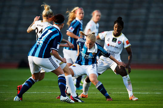 Djurgårdens Mia Jalkerud i en duell med Rosengårds Anita