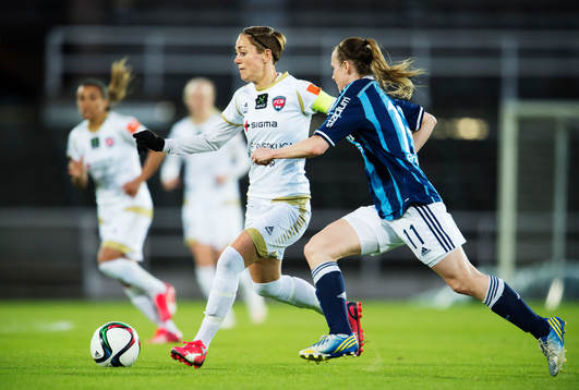 Rosengårds Therese Sjögran tar sig förbi Djurgårdens