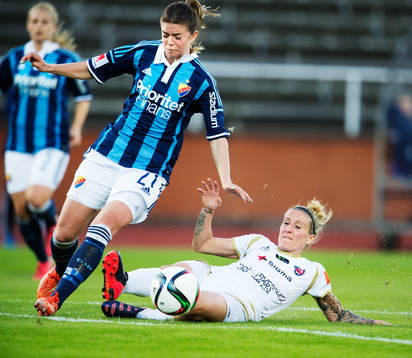 Djurgårdens Lisa Moazzeni utmanas av Rosengårds Anja