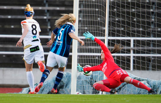Rosengårds Kirsten Van De Ven gör 0-1 bakom Djurgårdens