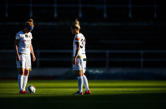 Rosengårds Kirsten Van De Ven och Anja Mittag vid avspark