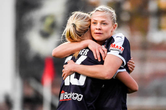 Linköpings Fridolina Rolfö ofamnar Pernille Harder