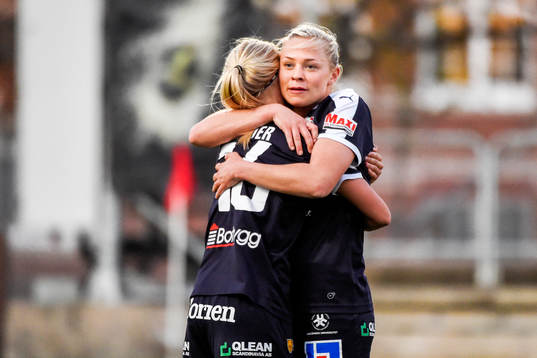 Linköpings Fridolina Rolfö ofamnar Pernille Harder